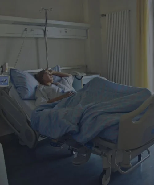 Widok na osobę chorą leżącą na szpitalnym łóżku